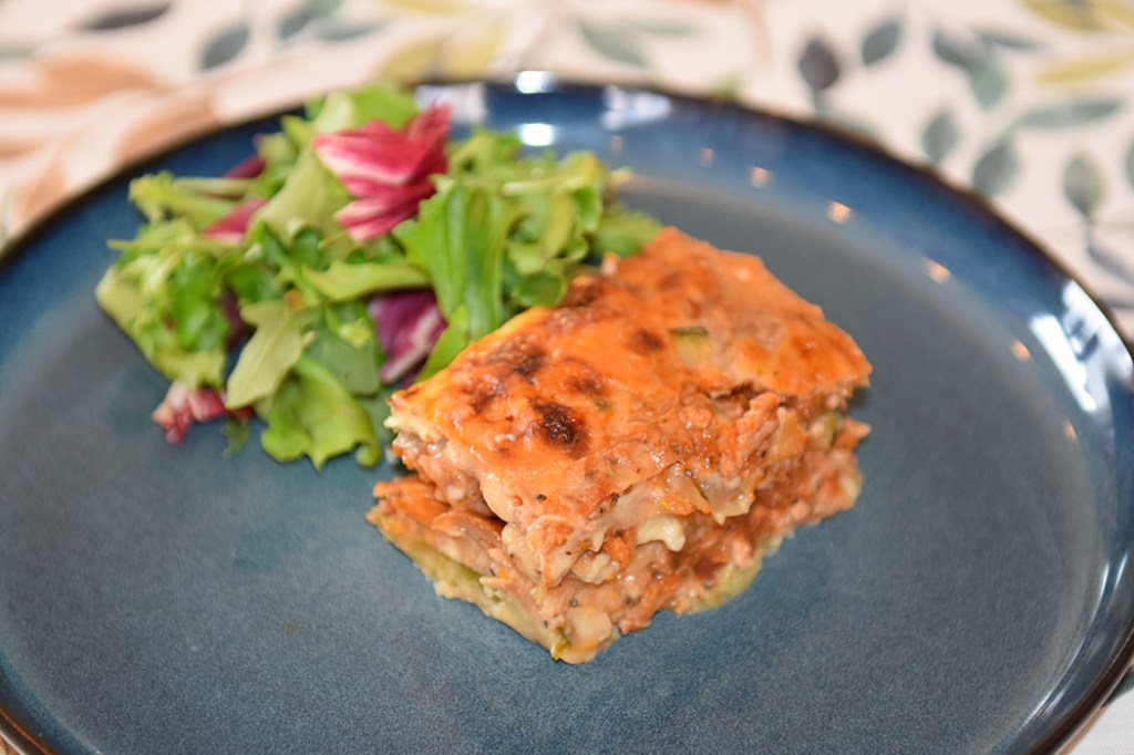 Squash- lasagne Ingredienser: Ca 600 g Squash (ca 24 i skiver) 2 ts Olje (oliven) ½ ts Salt ¼ ts Pepper Kjøttsaus: 2 ss Oliven olje 1 Løk 1 Gulrot 1 stilk Stangselleri 1 fedd Hvitløk ½ Chili (rød – uten frø) eller (kajennepepper) 350 g Kjøttdeig 50 g Bacon (kan sløyfes) 2 bx Hermetiske tomater 1 dl Vann (eller hvitvin) 1-2 Buljongterninger ½ - 1 ts Sukker Bladpersille (hakket) Salt og Pepper Ostesaus: 3 ss Hvetemel 4-5 dl Melk 1 ts Salt ½ ts Pepper 100-200 g Ost (revet) https://heidisboble.no/ @heidisboble