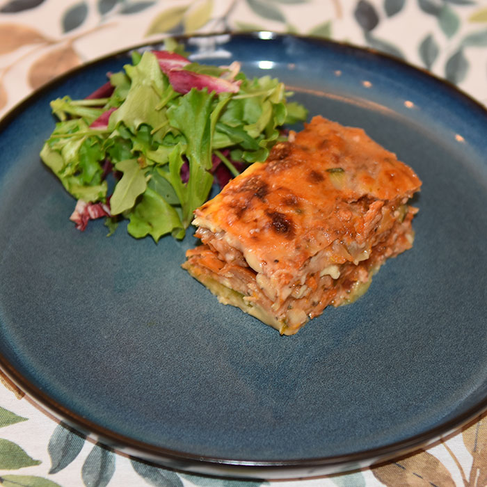 Squash- lasagne Ingredienser: Ca 600 g Squash (ca 24 i skiver) 2 ts Olje (oliven) ½ ts Salt ¼ ts Pepper Kjøttsaus: 2 ss Oliven olje 1 Løk 1 Gulrot 1 stilk Stangselleri 1 fedd Hvitløk ½ Chili (rød – uten frø) eller (kajennepepper) 350 g Kjøttdeig 50 g Bacon (kan sløyfes) 2 bx Hermetiske tomater 1 dl Vann (eller hvitvin) 1-2 Buljongterninger ½ - 1 ts Sukker Bladpersille (hakket) Salt og Pepper Ostesaus: 3 ss Hvetemel 4-5 dl Melk 1 ts Salt ½ ts Pepper 100-200 g Ost (revet) https://heidisboble.no/ @heidisboble