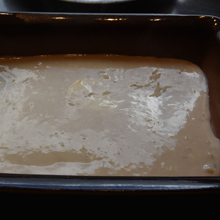 Squash- lasagne Ingredienser: Ca 600 g Squash (ca 24 i skiver) 2 ts Olje (oliven) ½ ts Salt ¼ ts Pepper Kjøttsaus: 2 ss Oliven olje 1 Løk 1 Gulrot 1 stilk Stangselleri 1 fedd Hvitløk ½ Chili (rød – uten frø) eller (kajennepepper) 350 g Kjøttdeig 50 g Bacon (kan sløyfes) 2 bx Hermetiske tomater 1 dl Vann (eller hvitvin) 1-2 Buljongterninger ½ - 1 ts Sukker Bladpersille (hakket) Salt og Pepper Ostesaus: 3 ss Hvetemel 4-5 dl Melk 1 ts Salt ½ ts Pepper 100-200 g Ost (revet) https://heidisboble.no/ @heidisboble