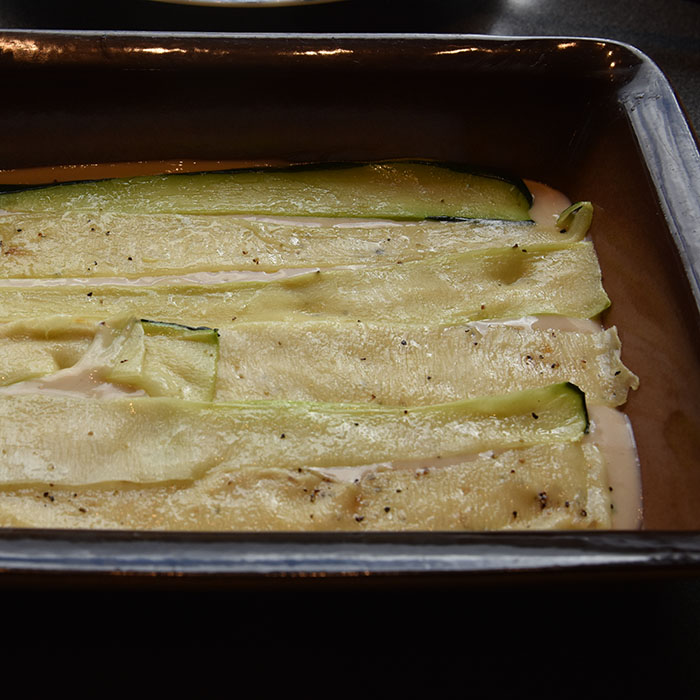 Squash- lasagne Ingredienser: Ca 600 g Squash (ca 24 i skiver) 2 ts Olje (oliven) ½ ts Salt ¼ ts Pepper Kjøttsaus: 2 ss Oliven olje 1 Løk 1 Gulrot 1 stilk Stangselleri 1 fedd Hvitløk ½ Chili (rød – uten frø) eller (kajennepepper) 350 g Kjøttdeig 50 g Bacon (kan sløyfes) 2 bx Hermetiske tomater 1 dl Vann (eller hvitvin) 1-2 Buljongterninger ½ - 1 ts Sukker Bladpersille (hakket) Salt og Pepper Ostesaus: 3 ss Hvetemel 4-5 dl Melk 1 ts Salt ½ ts Pepper 100-200 g Ost (revet) https://heidisboble.no/ @heidisboble