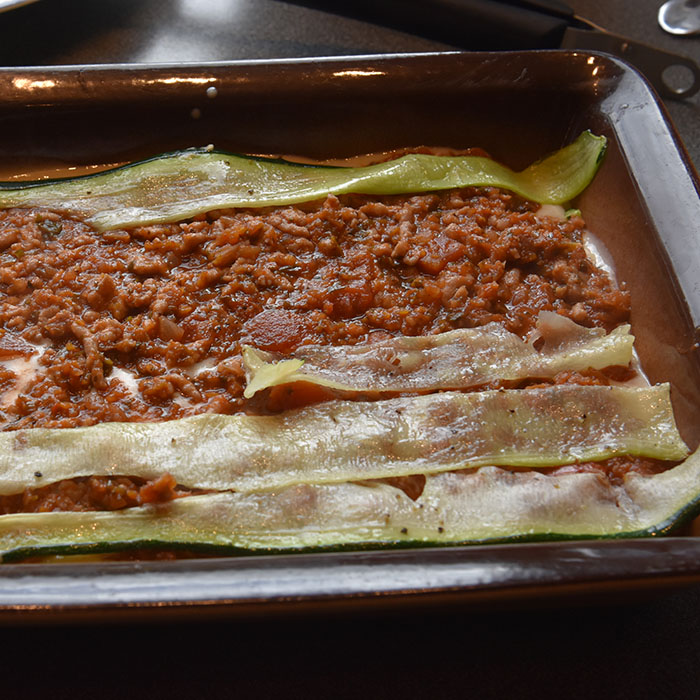 Squash- lasagne Ingredienser: Ca 600 g Squash (ca 24 i skiver) 2 ts Olje (oliven) ½ ts Salt ¼ ts Pepper Kjøttsaus: 2 ss Oliven olje 1 Løk 1 Gulrot 1 stilk Stangselleri 1 fedd Hvitløk ½ Chili (rød – uten frø) eller (kajennepepper) 350 g Kjøttdeig 50 g Bacon (kan sløyfes) 2 bx Hermetiske tomater 1 dl Vann (eller hvitvin) 1-2 Buljongterninger ½ - 1 ts Sukker Bladpersille (hakket) Salt og Pepper Ostesaus: 3 ss Hvetemel 4-5 dl Melk 1 ts Salt ½ ts Pepper 100-200 g Ost (revet) https://heidisboble.no/ @heidisboble