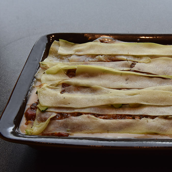 Squash- lasagne Ingredienser: Ca 600 g Squash (ca 24 i skiver) 2 ts Olje (oliven) ½ ts Salt ¼ ts Pepper Kjøttsaus: 2 ss Oliven olje 1 Løk 1 Gulrot 1 stilk Stangselleri 1 fedd Hvitløk ½ Chili (rød – uten frø) eller (kajennepepper) 350 g Kjøttdeig 50 g Bacon (kan sløyfes) 2 bx Hermetiske tomater 1 dl Vann (eller hvitvin) 1-2 Buljongterninger ½ - 1 ts Sukker Bladpersille (hakket) Salt og Pepper Ostesaus: 3 ss Hvetemel 4-5 dl Melk 1 ts Salt ½ ts Pepper 100-200 g Ost (revet) https://heidisboble.no/ @heidisboble