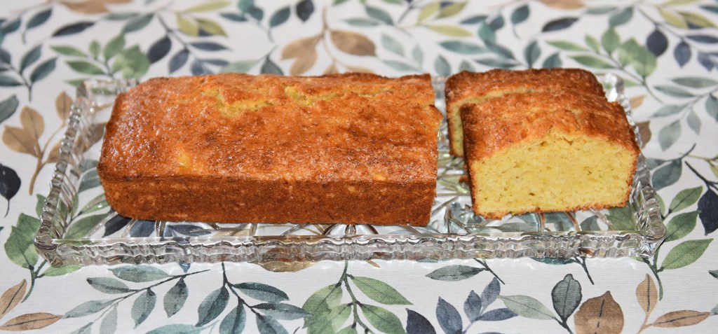 Squashformkake med smak av lime og ingefær Ingredienser: 3 dl Hvetemel 1 ½ ts Ingefær (malt) 1 ½ ts Bakepulver 2 dl Sukker ¼ dl Olje (nøytral) 1 Lime (skall og saft) 2 ½ dl Squash (1 stk (250 – 300 g), grovt revet) https://heidisboble.no/ @heidisboble