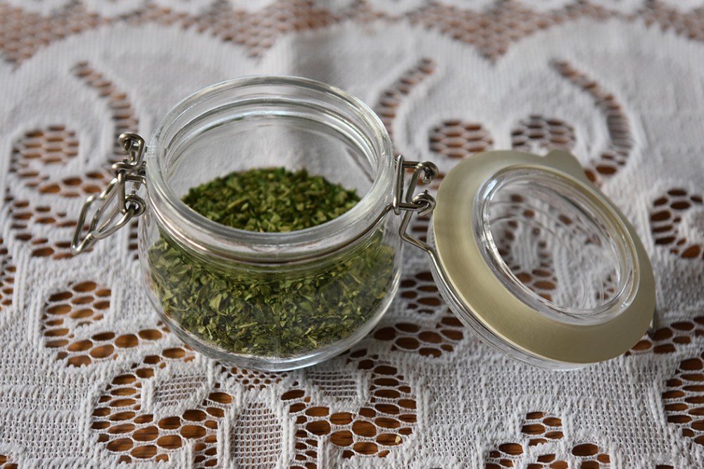 Tørket persille Ved å tørke persillen har jeg persille hele vinteren. Ja, det kommer selvfølgelig an på hvor mye du tørker da, og hvor mye du bruker. Jeg bruker mye persille. I al hvor jeg kan tilsette persille, tilsetter jeg persille. Det er godt i gryteretter, sauser, pastasauser, supper, brød mm. Ja, i det meste – men så er jeg nok mer enn gjennomsnittlig glad i persille da. Jeg bruker å så persille ute i en blomsterkasse på våren, og høste gjennom sommeren. https://heidisboble.no/ @heidisboble