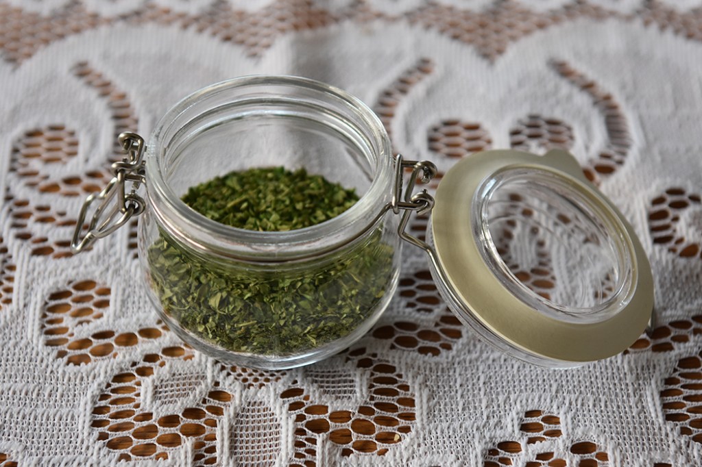 Tørket persille Ved å tørke persillen har jeg persille hele vinteren. Ja, det kommer selvfølgelig an på hvor mye du tørker da, og hvor mye du bruker. Jeg bruker mye persille. I al hvor jeg kan tilsette persille, tilsetter jeg persille. Det er godt i gryteretter, sauser, pastasauser, supper, brød mm. Ja, i det meste – men så er jeg nok mer enn gjennomsnittlig glad i persille da. Jeg bruker å så persille ute i en blomsterkasse på våren, og høste gjennom sommeren. https://heidisboble.no/ @heidisboble