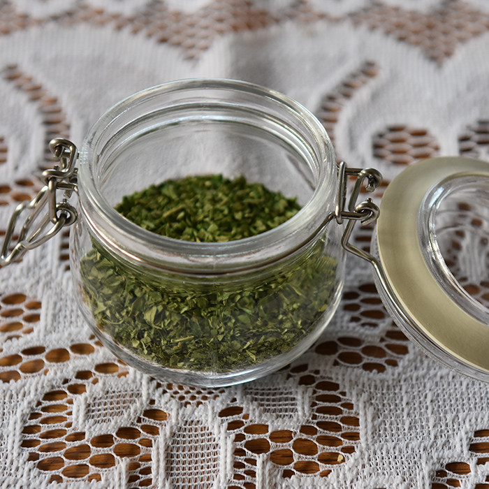 Tørket persille Ved å tørke persillen har jeg persille hele vinteren. Ja, det kommer selvfølgelig an på hvor mye du tørker da, og hvor mye du bruker. Jeg bruker mye persille. I al hvor jeg kan tilsette persille, tilsetter jeg persille. Det er godt i gryteretter, sauser, pastasauser, supper, brød mm. Ja, i det meste – men så er jeg nok mer enn gjennomsnittlig glad i persille da. Jeg bruker å så persille ute i en blomsterkasse på våren, og høste gjennom sommeren. https://heidisboble.no/ @heidisboble