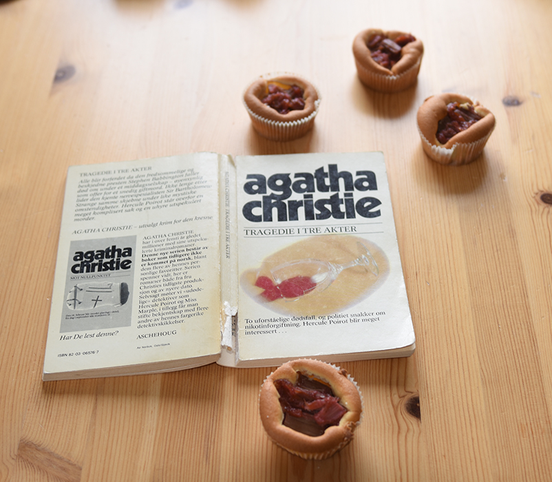 Christie, Agatha (1975) «Tragedie i tre akter» OG Muffins med rømme i deigen Ingredienser: 200 g Smør (romtemerert) 2 dl Sukker 4 Egg (romtemperert) 5 dl Hvetemel 1 ts Bakepulver 2 ½ dl Rømme https://heidisboble.no/ @heidisboble