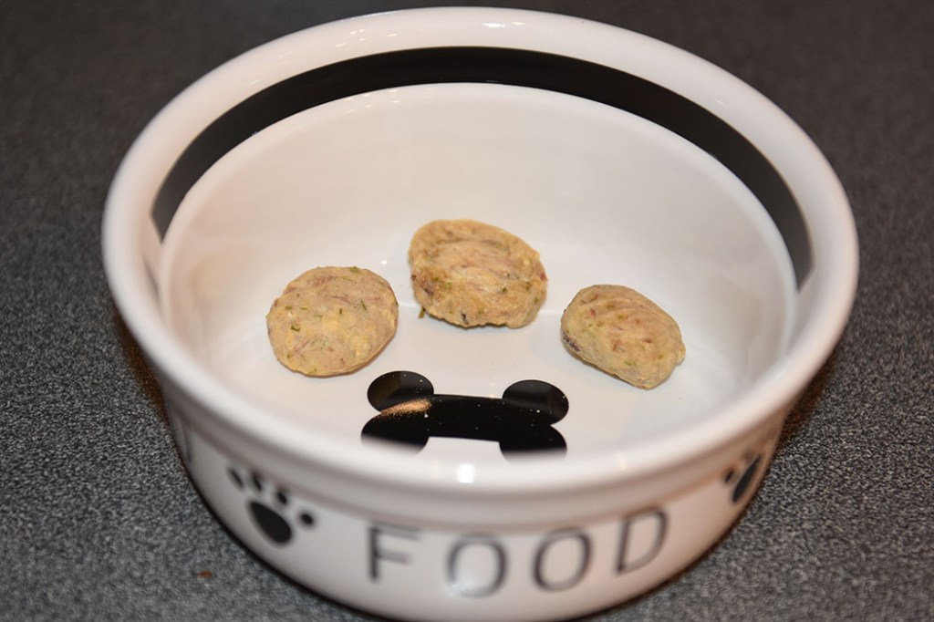 Tuna-treats (for dogs) Ingredients: 1 cans Tuna (in oil or water) (170 g/6 ounces / ½ cup) 1 Egg 1 tsp Parsley (chopped) ½ cup Oatmeal Rice flour Tunfisk godbiter (Hundemat) Ingredienser: 1 bx Tunfisk (i vann eller olje) 1 Egg 1 ts Persille (hakket) 1 dl Havregryn (lettkokte) Potetmel eller rismel https://heidisboble.no/ @heidisboble