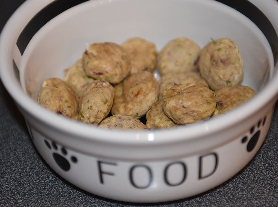 Tuna-treats (for dogs) Ingredients: 1 cans Tuna (in oil or water) (170 g/6 ounces / ½ cup) 1 Egg 1 tsp Parsley (chopped) ½ cup Oatmeal Rice flour Tunfisk godbiter (Hundemat) Ingredienser: 1 bx Tunfisk (i vann eller olje) 1 Egg 1 ts Persille (hakket) 1 dl Havregryn (lettkokte) Potetmel eller rismel https://heidisboble.no/ @heidisboble