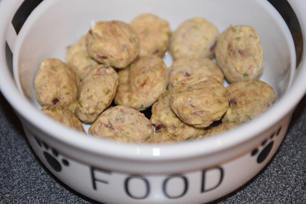 Tuna-treats (for dogs) Ingredients: 1 cans Tuna (in oil or water) (170 g/6 ounces / ½ cup) 1 Egg 1 tsp Parsley (chopped) ½ cup Oatmeal Rice flour Tunfisk godbiter (Hundemat) Ingredienser: 1 bx Tunfisk (i vann eller olje) 1 Egg 1 ts Persille (hakket) 1 dl Havregryn (lettkokte) Potetmel eller rismel https://heidisboble.no/ @heidisboble