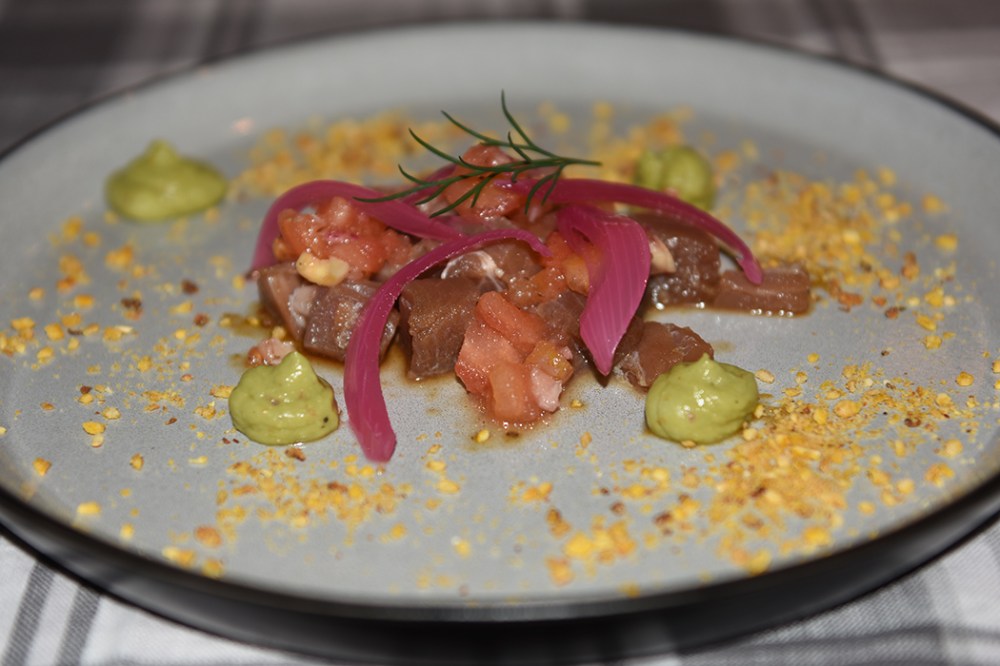 Tunfisk tartar – Tacos de Atún Ingredienser 400 g Tunfisk 1 dl Soyasaus 1 ss Vann ½ ts Wasabi Avokadopuré: 2 Avokadoer ½ Lime (saft) 2 ss Koriander 2 ss Rødløk (hakket) ¼ ts Chili (rød) Salt og pepper Syltet rødløk 1 Rødløk ½ dl Eddik (7%) 1 dl Sukker 2 dl Vann Maispulver 1 dl Kikos (puffet mais) Tips! Istedenfor kikos kan du bruke eller peanøtter eller gresskarkjerner, Tomatcassé: 2 Tomater 1 ss Olivenoje 1 ss Eddik (sherry eller rødvin) 1 ss Rødløk (finhakket) 1 fedd Hvitløk (finhakket) Salt og pepper https://heidisboble.no/ @heidisboble