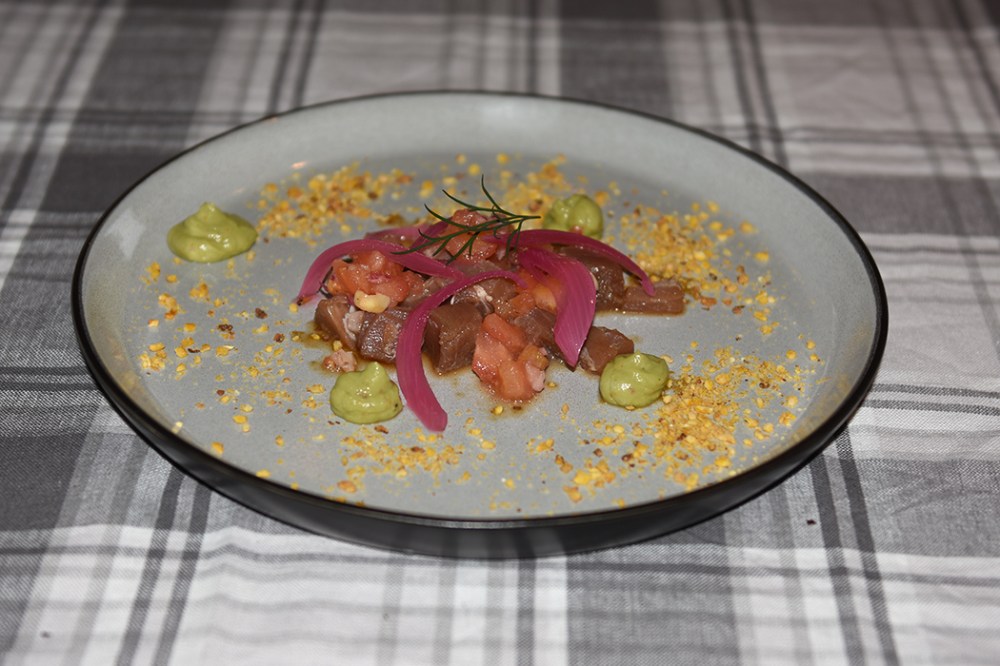 Tunfisk tartar – Tacos de Atún Ingredienser 400 g Tunfisk 1 dl Soyasaus 1 ss Vann ½ ts Wasabi Avokadopuré: 2 Avokadoer ½ Lime (saft) 2 ss Koriander 2 ss Rødløk (hakket) ¼ ts Chili (rød) Salt og pepper Syltet rødløk 1 Rødløk ½ dl Eddik (7%) 1 dl Sukker 2 dl Vann Maispulver 1 dl Kikos (puffet mais) Tips! Istedenfor kikos kan du bruke eller peanøtter eller gresskarkjerner, Tomatcassé: 2 Tomater 1 ss Olivenoje 1 ss Eddik (sherry eller rødvin) 1 ss Rødløk (finhakket) 1 fedd Hvitløk (finhakket) Salt og pepper https://heidisboble.no/ @heidisboble