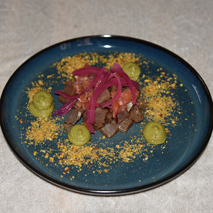 Tunfisk tartar – Tacos de Atún Ingredienser 400 g Tunfisk 1 dl Soyasaus 1 ss Vann ½ ts Wasabi Avokadopuré: 2 Avokadoer ½ Lime (saft) 2 ss Koriander 2 ss Rødløk (hakket) ¼ ts Chili (rød) Salt og pepper Syltet rødløk 1 Rødløk ½ dl Eddik (7%) 1 dl Sukker 2 dl Vann Maispulver 1 dl Kikos (puffet mais) Tips! Istedenfor kikos kan du bruke eller peanøtter eller gresskarkjerner, Tomatcassé: 2 Tomater 1 ss Olivenoje 1 ss Eddik (sherry eller rødvin) 1 ss Rødløk (finhakket) 1 fedd Hvitløk (finhakket) Salt og pepper https://heidisboble.no/ @heidisboble