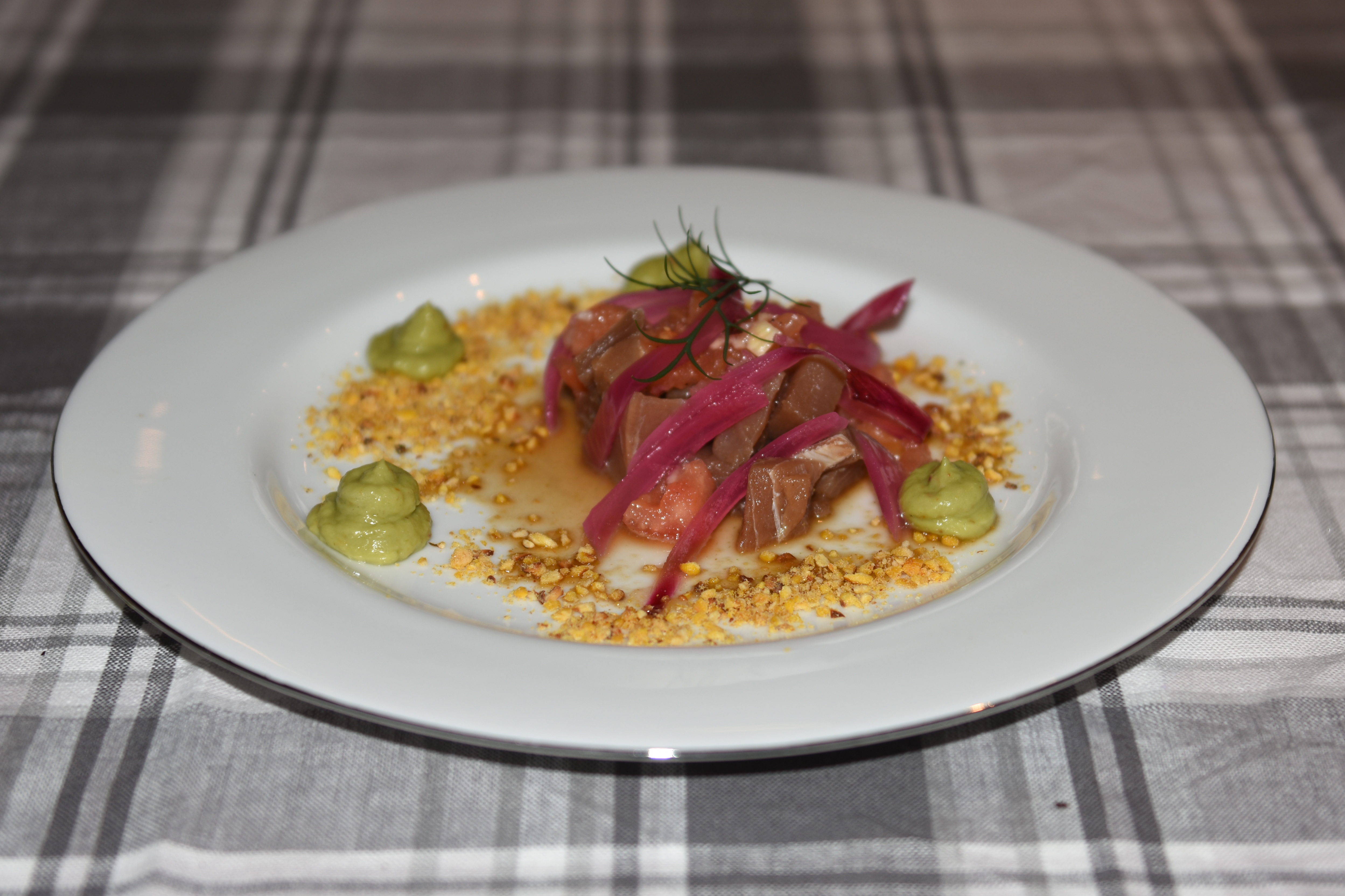 Tunfisk tartar – Tacos de Atún Ingredienser 400 g Tunfisk 1 dl Soyasaus 1 ss Vann ½ ts Wasabi Avokadopuré: 2 Avokadoer ½ Lime (saft) 2 ss Koriander 2 ss Rødløk (hakket) ¼ ts Chili (rød) Salt og pepper Syltet rødløk 1 Rødløk ½ dl Eddik (7%) 1 dl Sukker 2 dl Vann Maispulver 1 dl Kikos (puffet mais) Tips! Istedenfor kikos kan du bruke eller peanøtter eller gresskarkjerner, Tomatcassé: 2 Tomater 1 ss Olivenoje 1 ss Eddik (sherry eller rødvin) 1 ss Rødløk (finhakket) 1 fedd Hvitløk (finhakket) Salt og pepper https://heidisboble.no/ @heidisboble