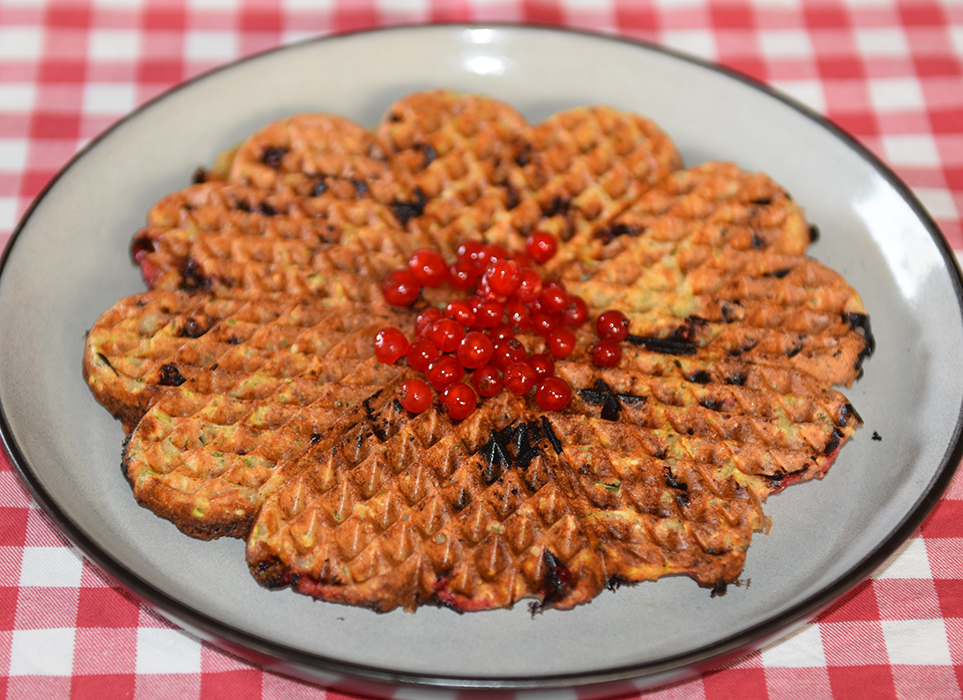 Rips- og squashvafler Ingredienser: 2 dl Havregryn (eller havremel) 2 dl Fullkorn hvetemel 1 dl Hvetemel 1 ts Bakepulver 2 Egg 100 g Squash (raspet) 3-5 dl Melk 100 g Rips Smør (til steking) https://heidisboble.no/ @heidisboble