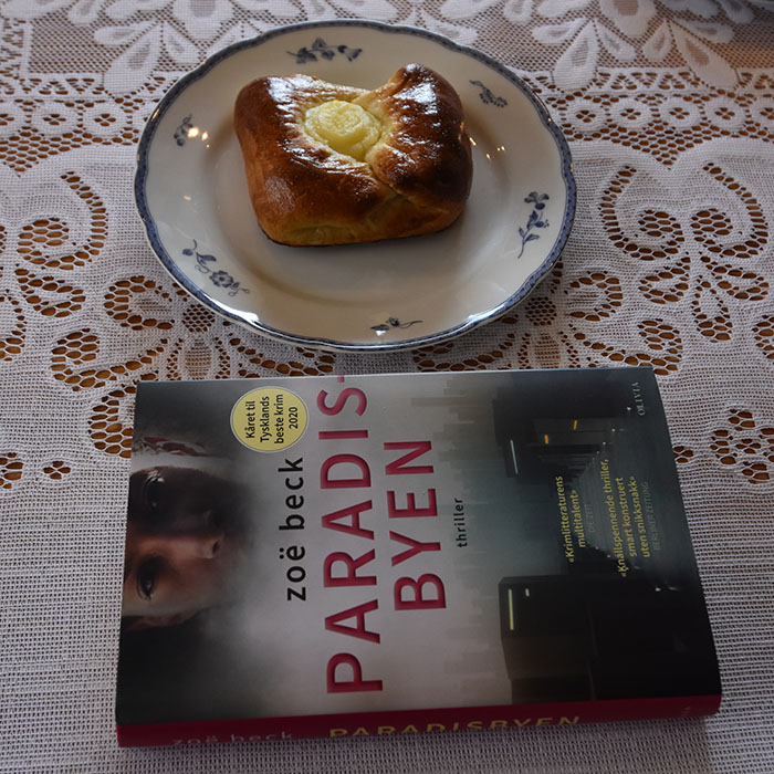 Beck, Zoë (2021) «Paradisbyen», Olivia OG Boller med mandelfyll og vaniljekrem Porsjoner Tid Vanskelighetsgrad 20 3 ½ timer Enkel Ingredienser 20 g Havregryn 5 ½ dl Vann 1 pakke Gjær 1 dl Olje (raps) 200 g Sukker 5 g Gjær 20 g Kardemomme 1 kg Hvetemel Vaniljekrem: 5 dl Melk 1 Egg 40 g Smør 100 g Sukker 1 ss Vaniljesukker 35 g Maisenna Mandelfyll: 190 g Mandler 115 g Melis 80 g Smør Pensling: 1 Egg (sammenvispet) Mandler (hakket) - valgfritt https://heidisboble.no/ @heidisboble