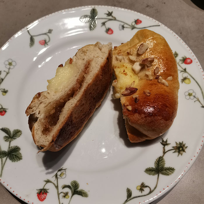 Boller med mandelfyll og vaniljekrem Porsjoner Tid Vanskelighetsgrad 20 3 ½ timer Enkel Ingredienser 20 g Havregryn 5 ½ dl Vann 1 pakke Gjær 1 dl Olje (raps) 200 g Sukker 5 g Gjær 20 g Kardemomme 1 kg Hvetemel Vaniljekrem: 5 dl Melk 1 Egg 40 g Smør 100 g Sukker 1 ss Vaniljesukker 35 g Maisenna Mandelfyll: 190 g Mandler 115 g Melis 80 g Smør Pensling: 1 Egg (sammenvispet) Mandler (hakket) https://heidisboble.no/ @heidisboble