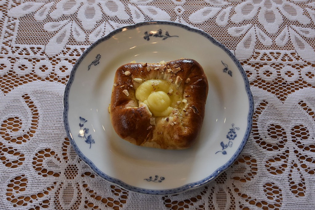 Boller med mandelfyll og vaniljekrem Porsjoner Tid Vanskelighetsgrad 20 3 ½ timer Enkel Ingredienser 20 g Havregryn 5 ½ dl Vann 1 pakke Gjær 1 dl Olje (raps) 200 g Sukker 5 g Gjær 20 g Kardemomme 1 kg Hvetemel Vaniljekrem: 5 dl Melk 1 Egg 40 g Smør 100 g Sukker 1 ss Vaniljesukker 35 g Maisenna Mandelfyll: 190 g Mandler 115 g Melis 80 g Smør Pensling: 1 Egg (sammenvispet) Mandler (hakket) https://heidisboble.no/ @heidisboble