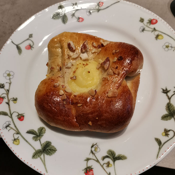 Boller med mandelfyll og vaniljekrem Porsjoner Tid Vanskelighetsgrad 20 3 ½ timer Enkel Ingredienser 20 g Havregryn 5 ½ dl Vann 1 pakke Gjær 1 dl Olje (raps) 200 g Sukker 5 g Gjær 20 g Kardemomme 1 kg Hvetemel Vaniljekrem: 5 dl Melk 1 Egg 40 g Smør 100 g Sukker 1 ss Vaniljesukker 35 g Maisenna Mandelfyll: 190 g Mandler 115 g Melis 80 g Smør Pensling: 1 Egg (sammenvispet) Mandler (hakket) https://heidisboble.no/ @heidisboble