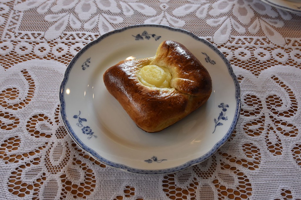 Boller med mandelfyll og vaniljekrem Porsjoner Tid Vanskelighetsgrad 20 3 ½ timer Enkel Ingredienser 20 g Havregryn 5 ½ dl Vann 1 pakke Gjær 1 dl Olje (raps) 200 g Sukker 5 g Gjær 20 g Kardemomme 1 kg Hvetemel Vaniljekrem: 5 dl Melk 1 Egg 40 g Smør 100 g Sukker 1 ss Vaniljesukker 35 g Maisenna Mandelfyll: 190 g Mandler 115 g Melis 80 g Smør Pensling: 1 Egg (sammenvispet) Mandler (hakket) - valgfritt https://heidisboble.no/ @heidisboble