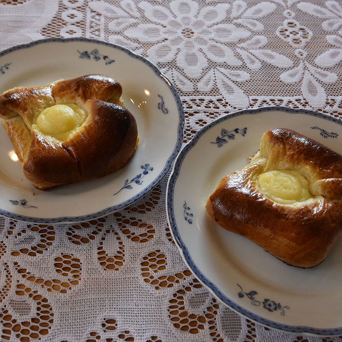 Boller med mandelfyll og vaniljekrem  Porsjoner	Tid	Vanskelighetsgrad 20	3 ½ timer 	Enkel   Ingredienser  20 g	Havregryn  5 ½ dl	Vann 1 pakke	Gjær 1 dl	Olje (raps) 200 g	Sukker  5 g	Gjær 20 g	Kardemomme 1 kg	Hvetemel   Vaniljekrem:   5 dl	Melk  1 	Egg  40 g	Smør  100 g	Sukker  1 ss	Vaniljesukker  35 g	Maisenna   Mandelfyll: 190 g	Mandler  115 g	Melis  80 g	Smør    Pensling: 1	Egg (sammenvispet) 	Mandler (hakket) - valgfritt  https://heidisboble.no/ @heidisboble