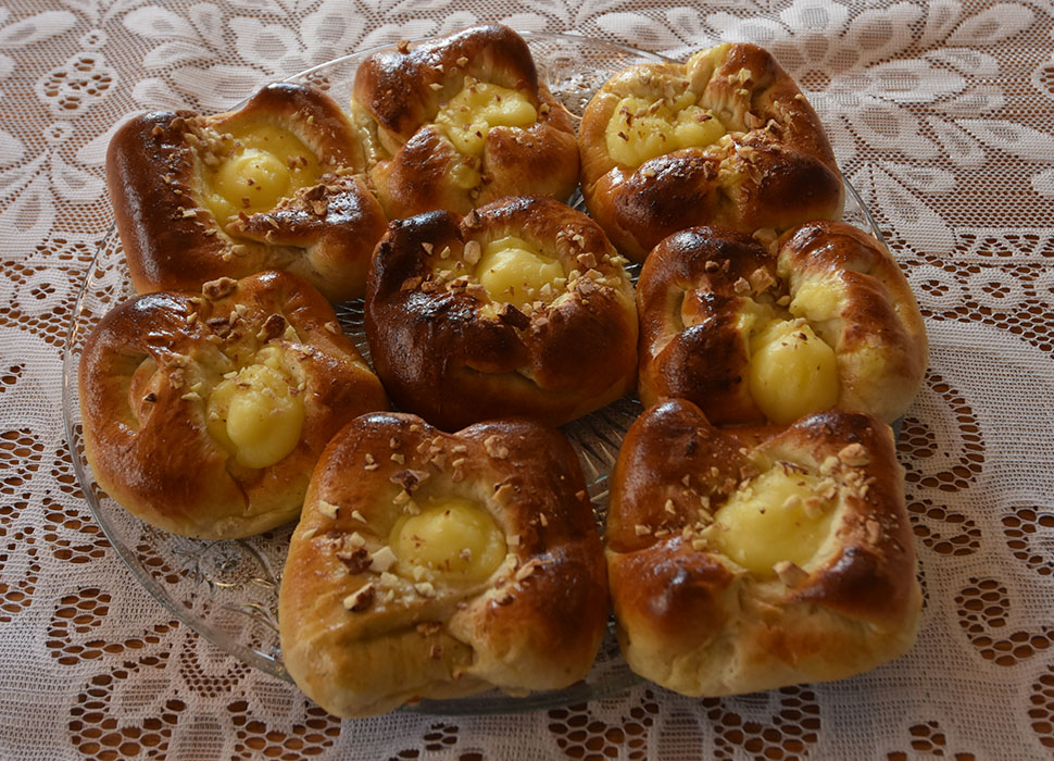 Boller med mandelfyll og vaniljekrem Porsjoner Tid Vanskelighetsgrad 20 3 ½ timer Enkel Ingredienser 20 g Havregryn 5 ½ dl Vann 1 pakke Gjær 1 dl Olje (raps) 200 g Sukker 5 g Gjær 20 g Kardemomme 1 kg Hvetemel Vaniljekrem: 5 dl Melk 1 Egg 40 g Smør 100 g Sukker 1 ss Vaniljesukker 35 g Maisenna Mandelfyll: 190 g Mandler 115 g Melis 80 g Smør Pensling: 1 Egg (sammenvispet) Mandler (hakket) https://heidisboble.no/ @heidisboble