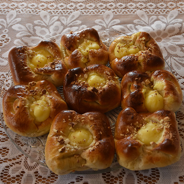 Boller med mandelfyll og vaniljekrem Porsjoner Tid Vanskelighetsgrad 20 3 ½ timer Enkel Ingredienser 20 g Havregryn 5 ½ dl Vann 1 pakke Gjær 1 dl Olje (raps) 200 g Sukker 5 g Gjær 20 g Kardemomme 1 kg Hvetemel Vaniljekrem: 5 dl Melk 1 Egg 40 g Smør 100 g Sukker 1 ss Vaniljesukker 35 g Maisenna Mandelfyll: 190 g Mandler 115 g Melis 80 g Smør Pensling: 1 Egg (sammenvispet) Mandler (hakket) https://heidisboble.no/ @heidisboble