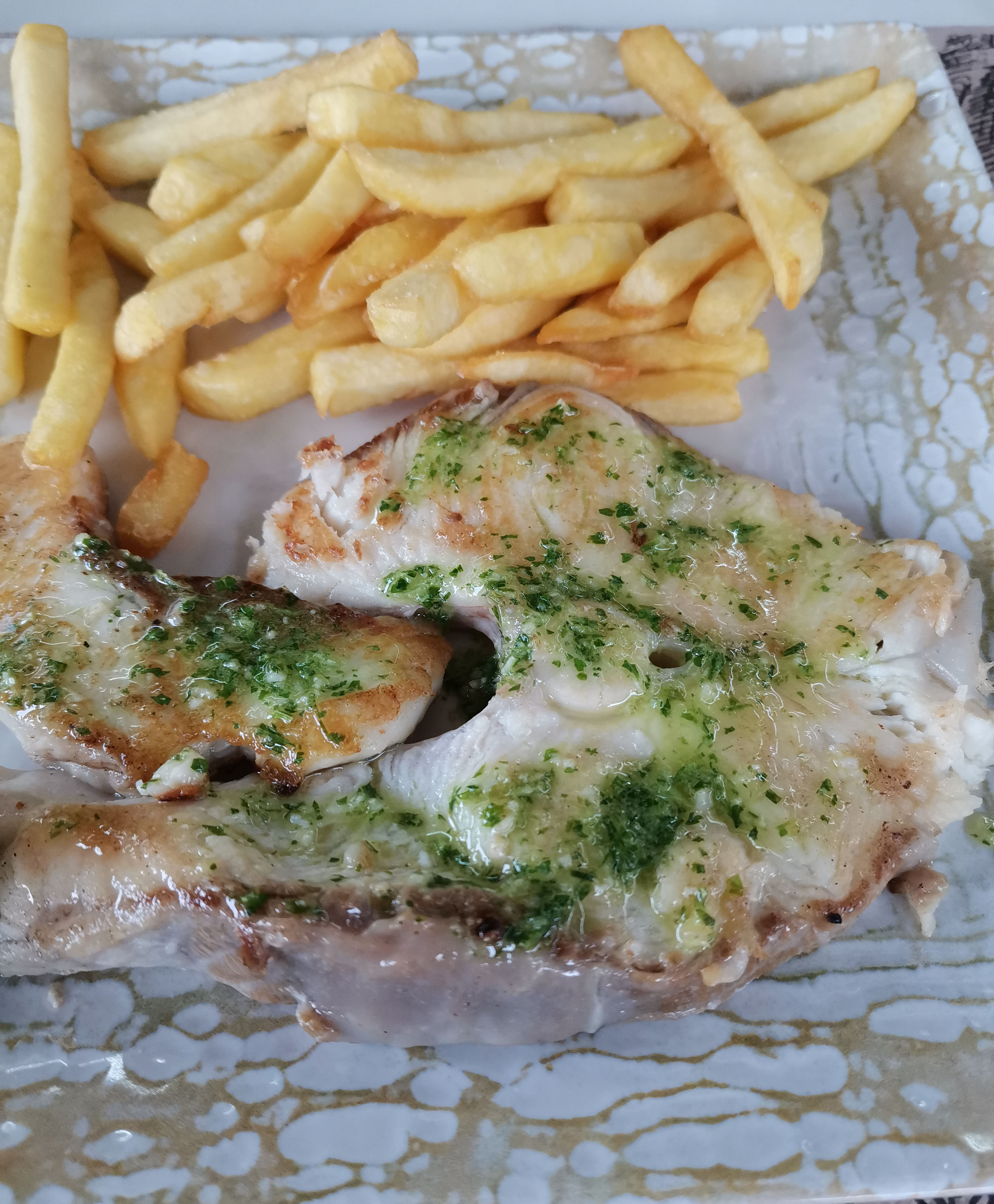 Cazón plancha con salsa verde Avda Miguel de Unamuno 1 Centro Comercial Torreta Florida, 03184 Torrevieja Spaina OKTOBER 2021 https://heidisboble.no/ @heidisboble