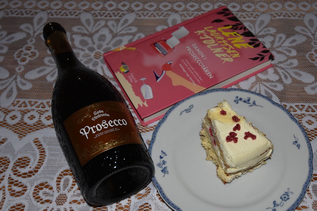 Kjølner, Lene Lauritsen (2021) «Damen i proseccotåken», Fagervik forlag OG Proseccokake Ingredienser 5 ½ dl Prosecco 175 g Smør (romtemperert) 250 g Sukker 60 g Rømme 1 ts Vaniljeekstrakt 6 Eggehviter (store, romtempererte) 325 g hvetemel 4 ts Bakepulver 1¾ dl Melk Fyll og topping: Bringebær Kremfløte Hvit sjokolade og tørkete bringebær (valgfritt) https://heidisboble.no/ @heidisboble