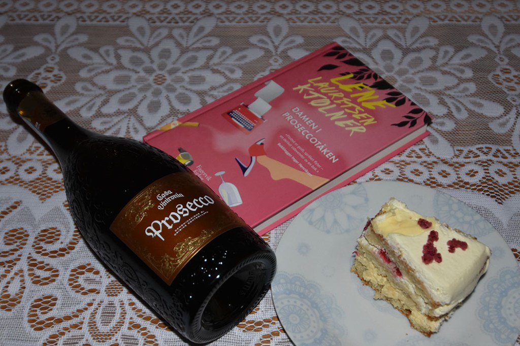 Kjølner, Lene Lauritsen (2021) «Damen i proseccotåken», Fagervik forlag OG Proseccokake Ingredienser 5 ½ dl Prosecco 175 g Smør (romtemperert) 250 g Sukker 60 g Rømme 1 ts Vaniljeekstrakt 6 Eggehviter (store, romtempererte) 325 g hvetemel 4 ts Bakepulver 1¾ dl Melk Fyll og topping: Bringebær Kremfløte Hvit sjokolade og tørkete bringebær (valgfritt) https://heidisboble.no/ @heidisboble