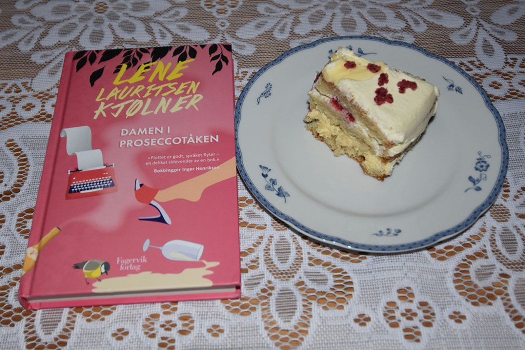 Kjølner, Lene Lauritsen (2021) «Damen i proseccotåken», Fagervik forlag OG Proseccokake Ingredienser 5 ½ dl Prosecco 175 g Smør (romtemperert) 250 g Sukker 60 g Rømme 1 ts Vaniljeekstrakt 6 Eggehviter (store, romtempererte) 325 g hvetemel 4 ts Bakepulver 1¾ dl Melk Fyll og topping: Bringebær Kremfløte Hvit sjokolade og tørkete bringebær (valgfritt) https://heidisboble.no/ @heidisboble