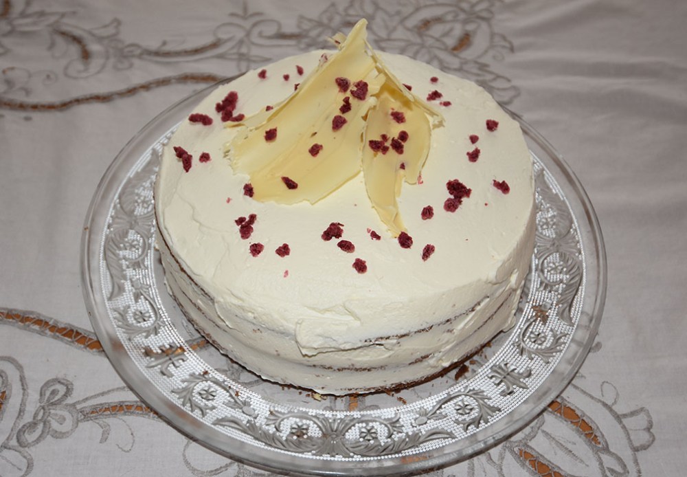 Proseccokake Ingredienser 5 ½ dl Prosecco 175 g Smør (romtemperert) 250 g Sukker 60 g Rømme 1 ts Vaniljeekstrakt 6 Eggehviter (store, romtempererte) 325 g hvetemel 4 ts Bakepulver 1¾ dl Melk Fyll og topping: Bringebær Kremfløte Hvit sjokolade og tørkete bringebær (valgfritt) https://heidisboble.no/ @heidisboble