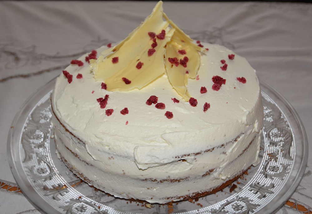 Proseccokake Ingredienser 5 ½ dl Prosecco 175 g Smør (romtemperert) 250 g Sukker 60 g Rømme 1 ts Vaniljeekstrakt 6 Eggehviter (store, romtempererte) 325 g hvetemel 4 ts Bakepulver 1¾ dl Melk Fyll og topping: Bringebær Kremfløte Hvit sjokolade og tørkete bringebær (valgfritt) https://heidisboble.no/ @heidisboble