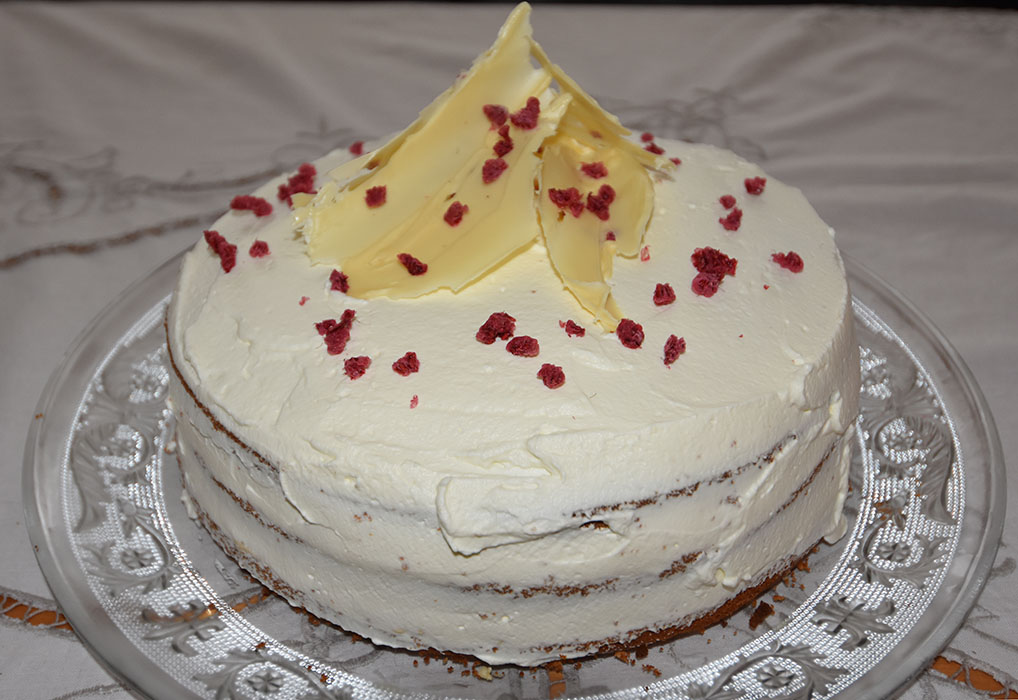 Proseccokake  Ingredienser  5 ½ dl 	Prosecco  175 g	Smør (romtemperert) 250 g	Sukker  60 g	Rømme 1 ts	Vaniljeekstrakt 6	Eggehviter (store, romtempererte) 325 g	hvetemel 4 ts	Bakepulver  1¾ dl	Melk  Fyll og topping: 	Bringebær 	Kremfløte  	Hvit sjokolade og tørkete bringebær (valgfritt)  https://heidisboble.no/ @heidisboble