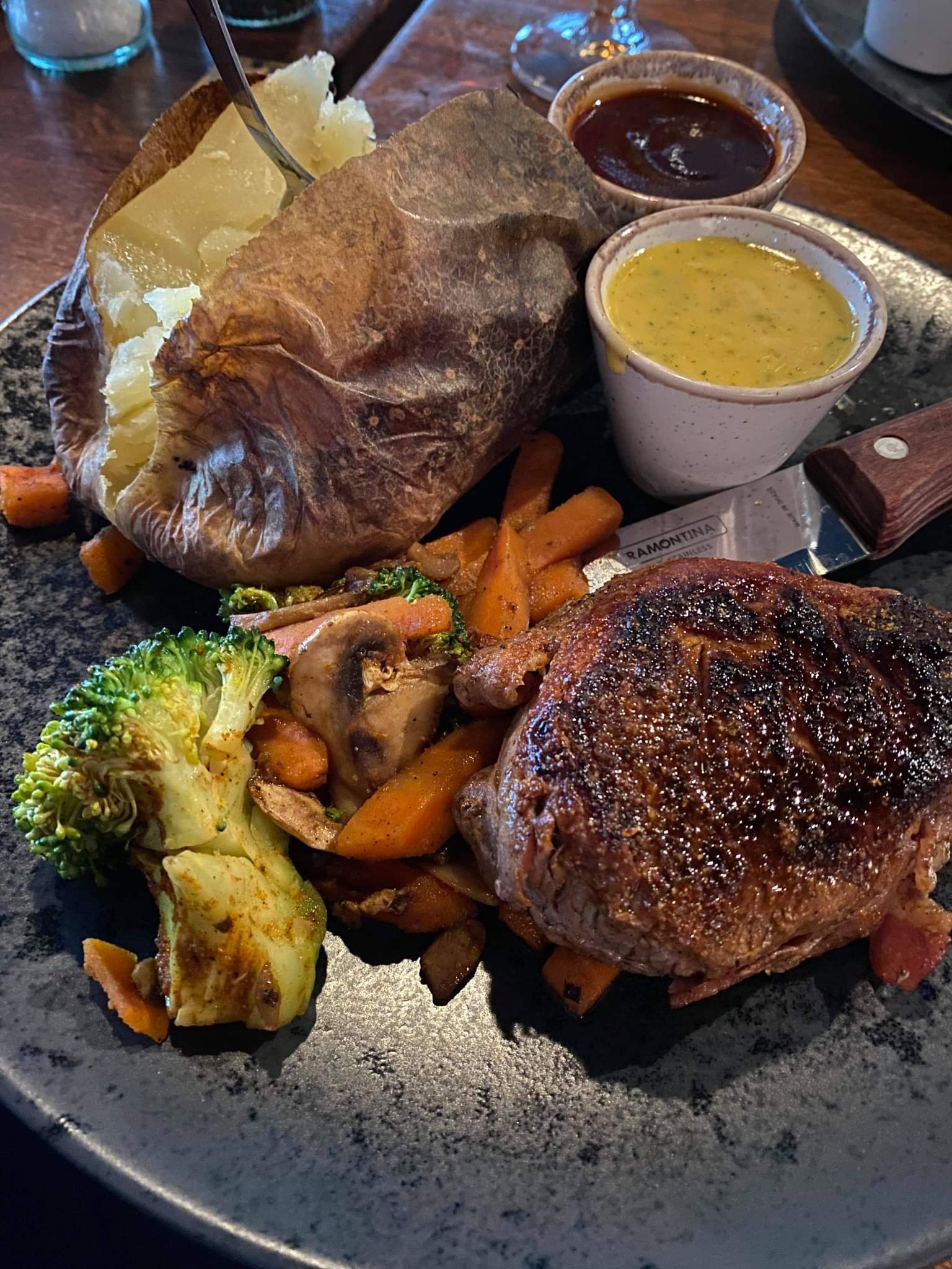 Egons baconsurretde indretfillet med bakt potet  Egon i tårnet Otto Nielsens veg 4,  7052 Trondheim  https://heidisboble.no/ @heidisboble