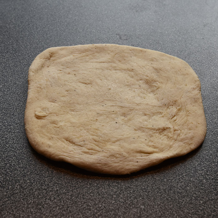 Boller med mandelfyll og vaniljekrem Porsjoner Tid Vanskelighetsgrad 20 3 ½ timer Enkel Ingredienser 20 g Havregryn 5 ½ dl Vann 1 pakke Gjær 1 dl Olje (raps) 200 g Sukker 5 g Gjær 20 g Kardemomme 1 kg Hvetemel Vaniljekrem: 5 dl Melk 1 Egg 40 g Smør 100 g Sukker 1 ss Vaniljesukker 35 g Maisenna Mandelfyll: 190 g Mandler 115 g Melis 80 g Smør Pensling: 1 Egg (sammenvispet) Mandler (hakket) https://heidisboble.no/ @heidisboble