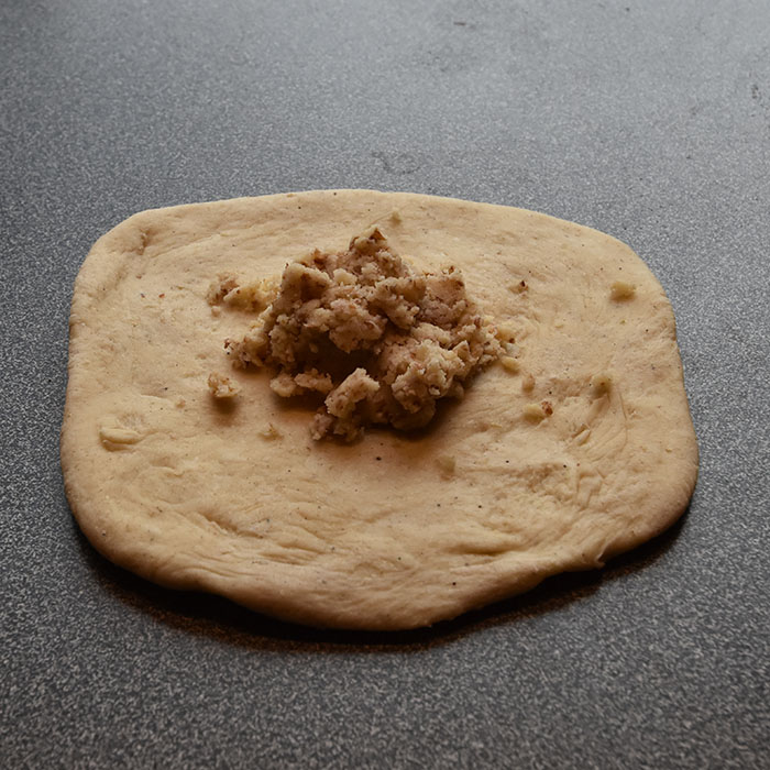 Boller med mandelfyll og vaniljekrem Porsjoner Tid Vanskelighetsgrad 20 3 ½ timer Enkel Ingredienser 20 g Havregryn 5 ½ dl Vann 1 pakke Gjær 1 dl Olje (raps) 200 g Sukker 5 g Gjær 20 g Kardemomme 1 kg Hvetemel Vaniljekrem: 5 dl Melk 1 Egg 40 g Smør 100 g Sukker 1 ss Vaniljesukker 35 g Maisenna Mandelfyll: 190 g Mandler 115 g Melis 80 g Smør Pensling: 1 Egg (sammenvispet) Mandler (hakket) https://heidisboble.no/ @heidisboble