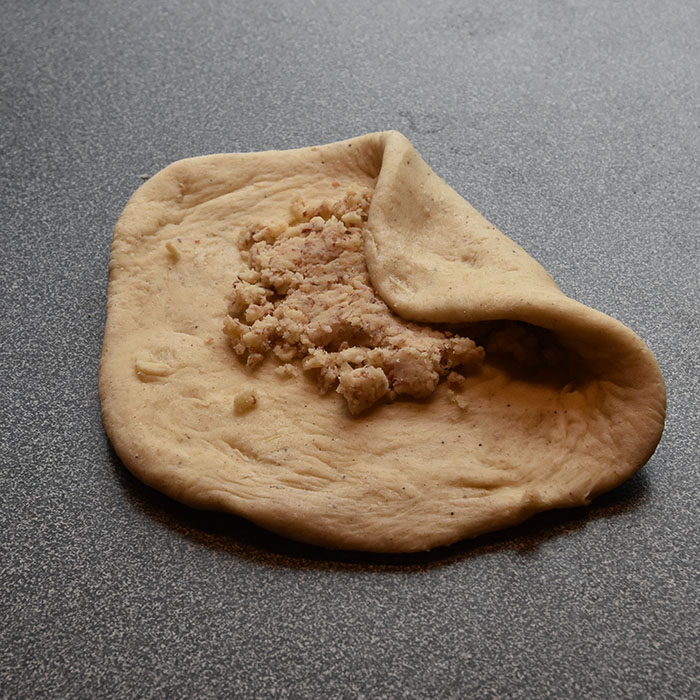 Boller med mandelfyll og vaniljekrem Porsjoner Tid Vanskelighetsgrad 20 3 ½ timer Enkel Ingredienser 20 g Havregryn 5 ½ dl Vann 1 pakke Gjær 1 dl Olje (raps) 200 g Sukker 5 g Gjær 20 g Kardemomme 1 kg Hvetemel Vaniljekrem: 5 dl Melk 1 Egg 40 g Smør 100 g Sukker 1 ss Vaniljesukker 35 g Maisenna Mandelfyll: 190 g Mandler 115 g Melis 80 g Smør Pensling: 1 Egg (sammenvispet) Mandler (hakket) https://heidisboble.no/ @heidisboble