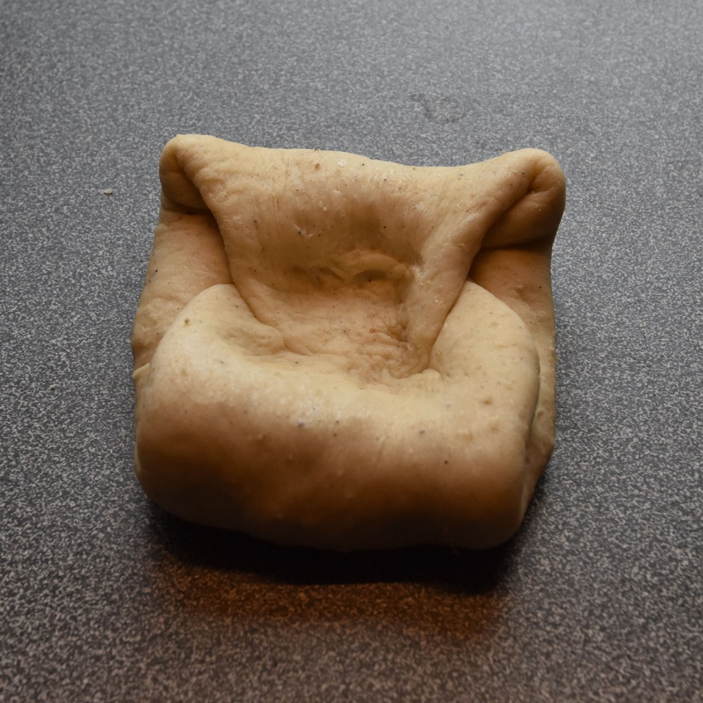 Boller med mandelfyll og vaniljekrem Porsjoner Tid Vanskelighetsgrad 20 3 ½ timer Enkel Ingredienser 20 g Havregryn 5 ½ dl Vann 1 pakke Gjær 1 dl Olje (raps) 200 g Sukker 5 g Gjær 20 g Kardemomme 1 kg Hvetemel Vaniljekrem: 5 dl Melk 1 Egg 40 g Smør 100 g Sukker 1 ss Vaniljesukker 35 g Maisenna Mandelfyll: 190 g Mandler 115 g Melis 80 g Smør Pensling: 1 Egg (sammenvispet) Mandler (hakket) https://heidisboble.no/ @heidisboble