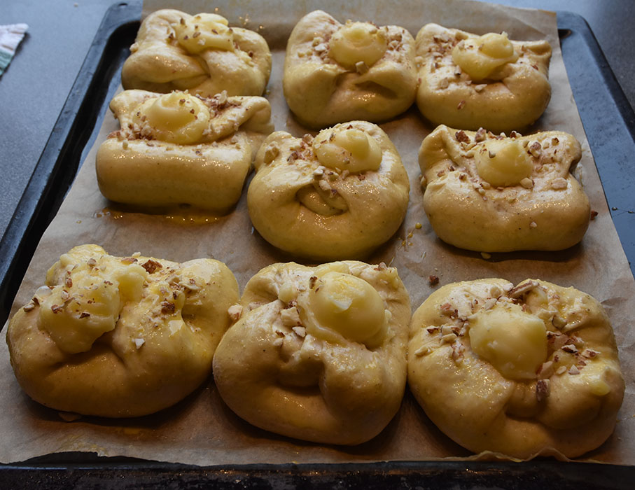 Boller med mandelfyll og vaniljekrem Porsjoner Tid Vanskelighetsgrad 20 3 ½ timer Enkel Ingredienser 20 g Havregryn 5 ½ dl Vann 1 pakke Gjær 1 dl Olje (raps) 200 g Sukker 5 g Gjær 20 g Kardemomme 1 kg Hvetemel Vaniljekrem: 5 dl Melk 1 Egg 40 g Smør 100 g Sukker 1 ss Vaniljesukker 35 g Maisenna Mandelfyll: 190 g Mandler 115 g Melis 80 g Smør Pensling: 1 Egg (sammenvispet) Mandler (hakket) https://heidisboble.no/ @heidisboble