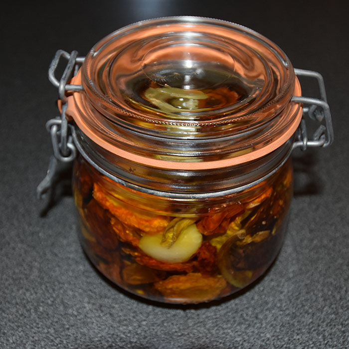 «Soltørkete» tomater i olje Ingredienser Tomater Salt Valgfritt (oppbevaring): Olivenolje Hvitløk (fersk) Laubærblad https://heidisboble.no/ @heidisboble