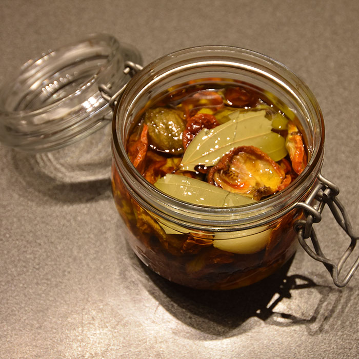 «Soltørkete» tomater i olje Ingredienser Tomater Salt Valgfritt (oppbevaring): Olivenolje Hvitløk (fersk) Laubærblad https://heidisboble.no/ @heidisboble
