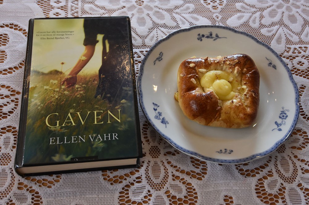 Vahr, Ellen (2016) «Gaven», Aschehoug OG Boller med mandelfyll og vaniljekrem Porsjoner Tid Vanskelighetsgrad 20 3 ½ timer Enkel Ingredienser 20 g Havregryn 5 ½ dl Vann 1 pakke Gjær 1 dl Olje (raps) 200 g Sukker 5 g Gjær 20 g Kardemomme 1 kg Hvetemel Vaniljekrem: 5 dl Melk 1 Egg 40 g Smør 100 g Sukker 1 ss Vaniljesukker 35 g Maisenna Mandelfyll: 190 g Mandler 115 g Melis 80 g Smør Pensling: 1 Egg (sammenvispet) Mandler (hakket) - valgfritt https://heidisboble.no/ @heidisboble