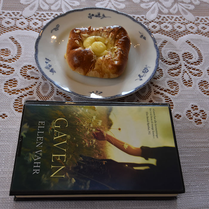 Vahr, Ellen (2016) «Gaven», Aschehoug OG Boller med mandelfyll og vaniljekrem Porsjoner Tid Vanskelighetsgrad 20 3 ½ timer Enkel Ingredienser 20 g Havregryn 5 ½ dl Vann 1 pakke Gjær 1 dl Olje (raps) 200 g Sukker 5 g Gjær 20 g Kardemomme 1 kg Hvetemel Vaniljekrem: 5 dl Melk 1 Egg 40 g Smør 100 g Sukker 1 ss Vaniljesukker 35 g Maisenna Mandelfyll: 190 g Mandler 115 g Melis 80 g Smør Pensling: 1 Egg (sammenvispet) Mandler (hakket) - valgfritt https://heidisboble.no/ @heidisboble