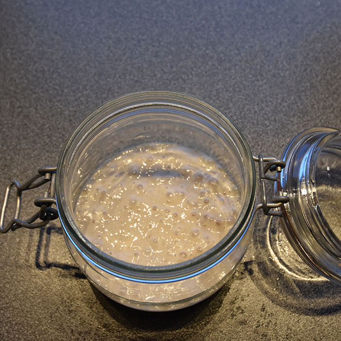 Surdeigskultur Ingredienser Sammalt mel (gjerne rug og økologisk) Vann https://heidisboble.no/ @heidisboble