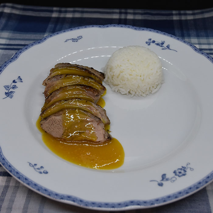 And i appelsinsaus Ingredienser 2200 g And (hel, rå) ½ ts Kanel ½ ts Ingefær ¼ ts Muskatnøtt ¼ ts Hvit pepper ¼ ts Nellik 3 ss Soyasaus 1 Vårløk 1 ss Honning Appelsinsaus (Enkel) Ingredienser: ¾ dl Sukker 1 dl Appelsinsaft (presset) 3-4 ts Eddik (7%) 2 dl Kyllingkraft (eller vann +buljongterning) ½ ss Hvetemel 1 ss Appelsinskall (raspet) Salt https://heidisboble.no/ @heidisboble