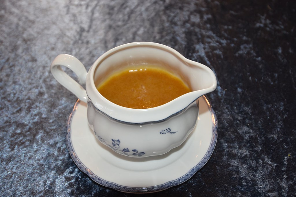 Appelsinsaus (Enkel)  Ingredienser:  ¾ dl	Sukker  1 dl	Appelsinsaft (presset) 3-4 ts	Eddik (7%) 2 dl	Kyllingkraft (eller vann +buljongterning) ½ ss	Hvetemel 1 ss	Appelsinskall (raspet) 	Salt https://heidisboble.no/ @heidisboble