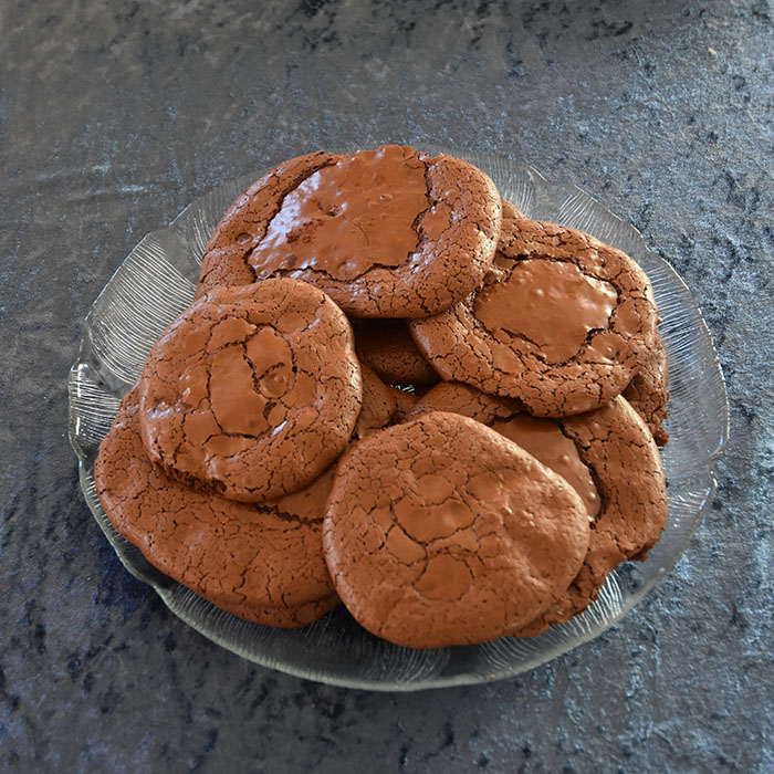 Brookie (Browine + cookie = brookie) Ingredienser 7 ½ dl Melis 2 dl Kakao 4 Eggehviter 1 ts Vaniljesukker 1 ½ dl Sjokoladeknapper (eller hakket sjokolade) https://heidisboble.no/ @heidisboble