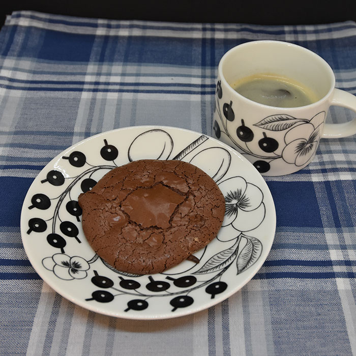 Brookie (Browine + cookie = brookie) Ingredienser 7 ½ dl Melis 2 dl Kakao 4 Eggehviter 1 ts Vaniljesukker 1 ½ dl Sjokoladeknapper (eller hakket sjokolade) https://heidisboble.no/ @heidisboble