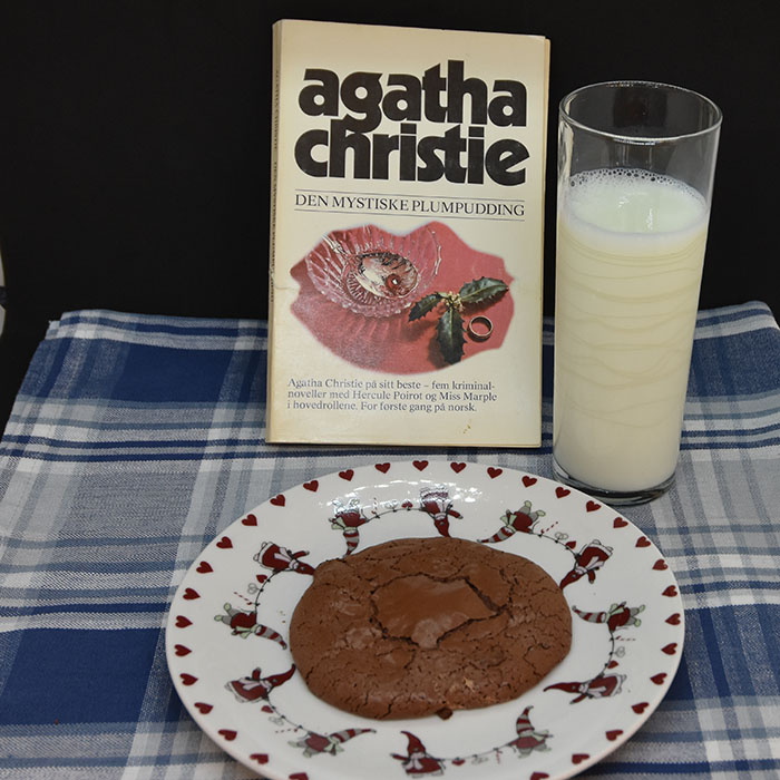 Christie, Agatha (1977) «Den mytiske plumpudding», Aschehoug  OG Brookie (Browine + cookie = brookie)  Ingredienser  7 ½ dl	Melis 2 dl	Kakao 4	Eggehviter  1 ts	Vaniljesukker 1 ½ dl 	Sjokoladeknapper (eller hakket sjokolade)  https://heidisboble.no/ @heidisboble